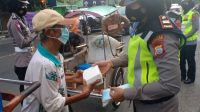 4.5 foto takjil Sat Lantas Polres Bantaeng Bagikan Masker dan Takjil