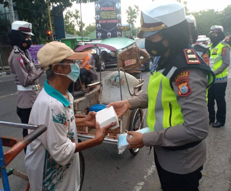 Sat Lantas Polres Bantaeng Bagikan Masker dan Takjil