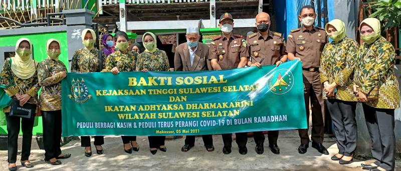 IAD Kejati Sulsel Serahkan Ratusan Paket Sembako ke Panti Asuhan