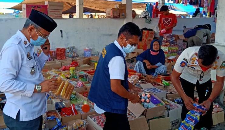 Camat Kalaena Dampingi Timwas Obat dan Makanan