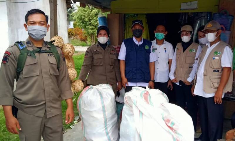 Tim Pengawas Temukan 3 Karung Makanan dan Minuman Kedaluarsa di Kalaena