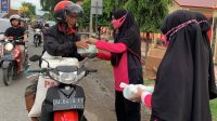 Bhayangkari Brimob Bone Bagikan 50 Paket Takjil Ke Pengguna Jalan