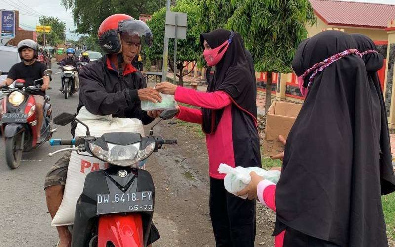 Bhayangkari Brimob Bone Bagikan 50 Paket Takjil Ke Pengguna Jalan