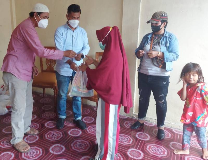 KAGAMA Cabang Sulsel dan Pemilik Hotel Al Badar Bagi Sembako di Pannampu
