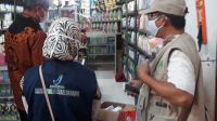 Pantau Harga Bahan Pokok di Pasar Malili, Bupati Lutim Ingatkan Prokes