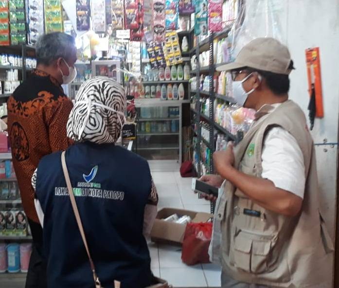 Pantau Harga Bahan Pokok di Pasar Malili, Bupati Lutim Ingatkan Prokes