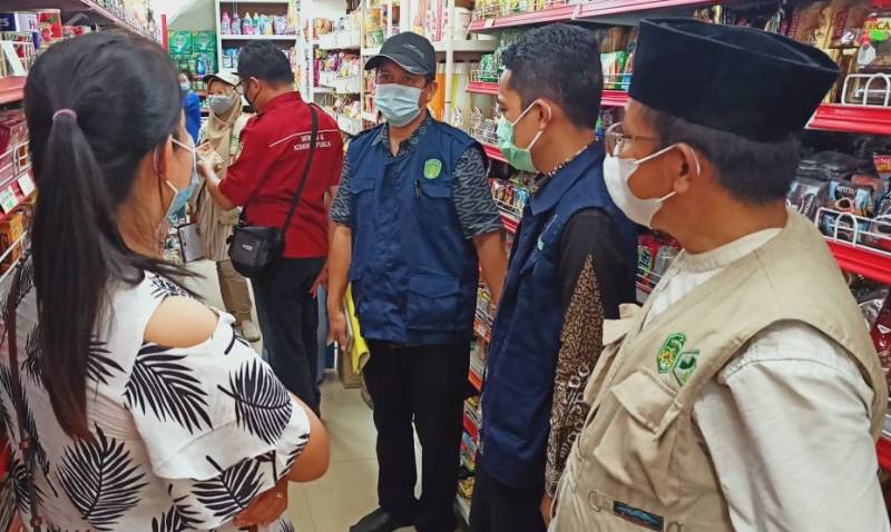 Kepala Loka POM Palopo Dampingi Timwas Obat dan Makanan Pantau Pasar Wawondula
