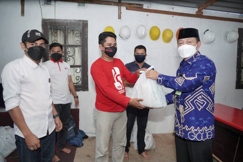 Ketua PMI Gowa Bagikan Paket Lebaran untuk Pengurus Markas dan KSR 