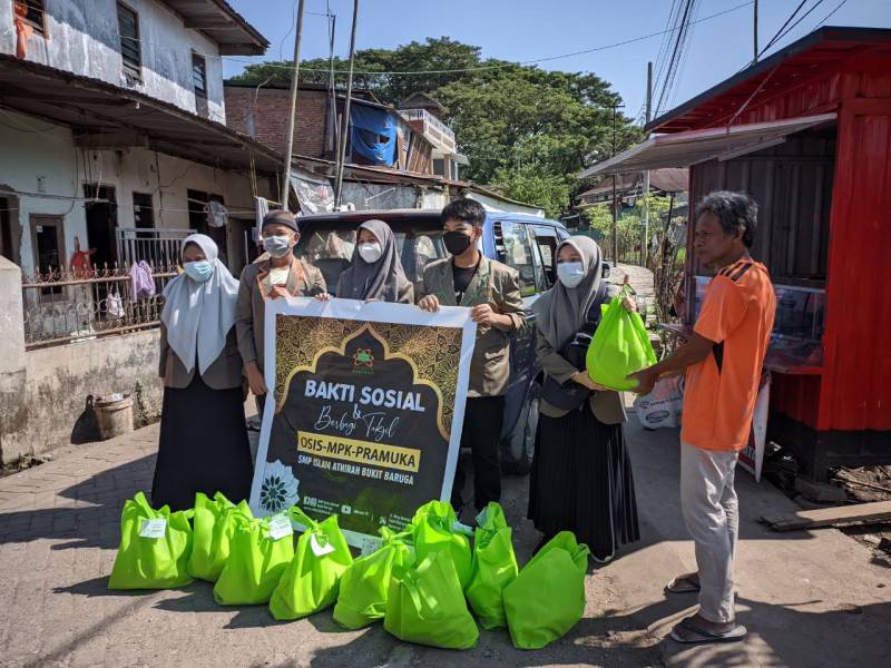 SMP Islam Athirah Bukit Baruga Berbagi Sembako di Lima Lokasi