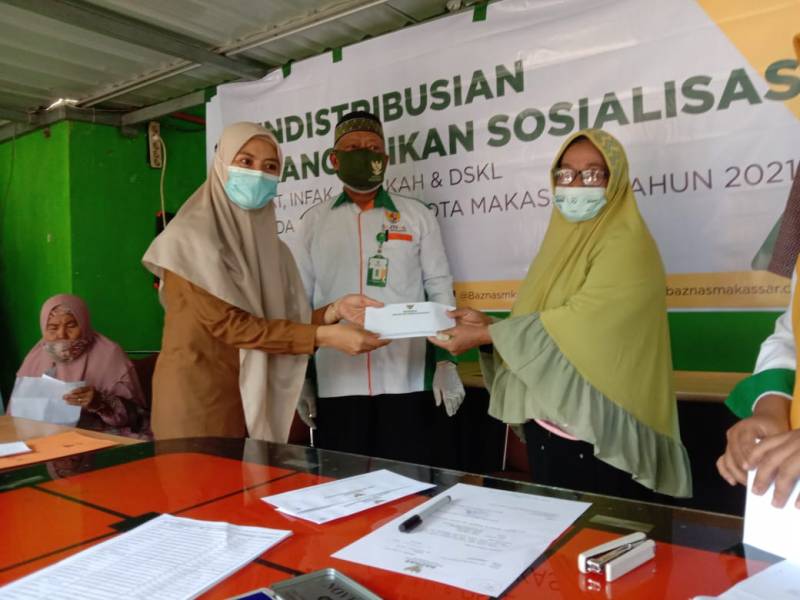 Baznas Kota Makassar Salurkan Zakat Kepada 1.530 KK