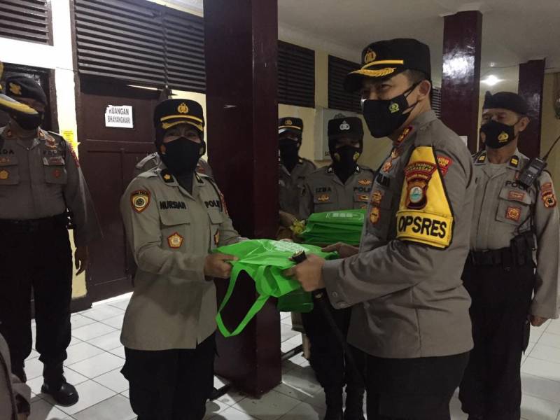 Alqur'an dan Alkitab Bingkisan  Ultah Personel Polres Pelabuhan