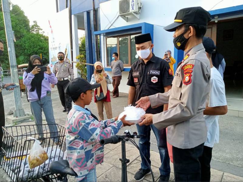 Sat Binmas Polres Bantaeng Bagi Takjil 
