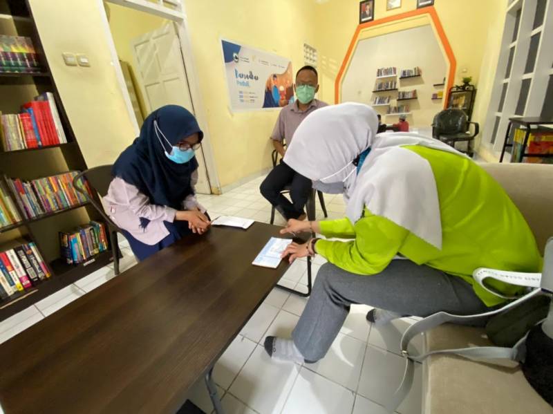 Tim Marketing Pegadaian Berbagi Lauk Segar untuk Keluarga Tidak Mampu