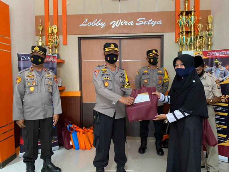 Kapolres Bantaeng Serahkan Bingkisan Tali Asih Ke 104 Dai Kamtibmas Mitra Polres
