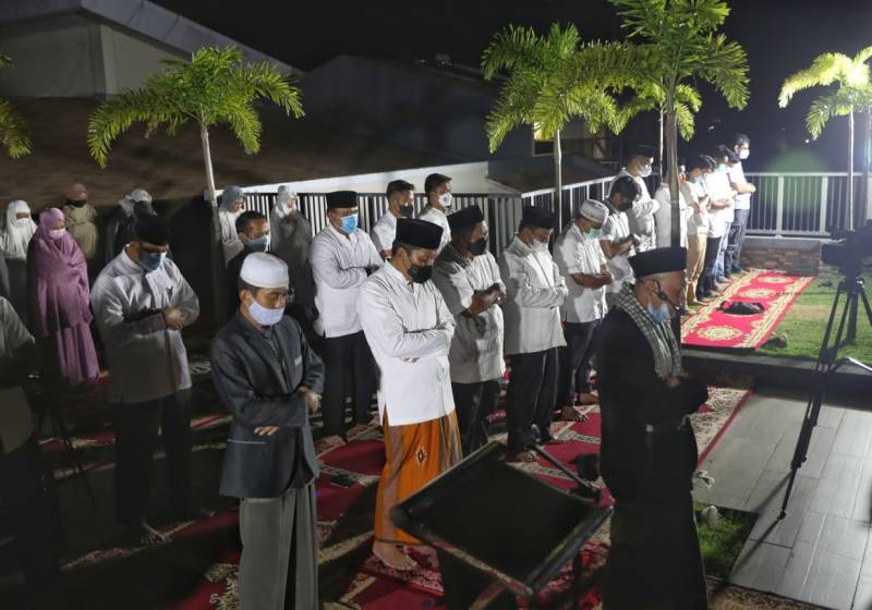 Shalat Gerhana, Danny Doakan Makassar Cepat Pulih dari Covid-19