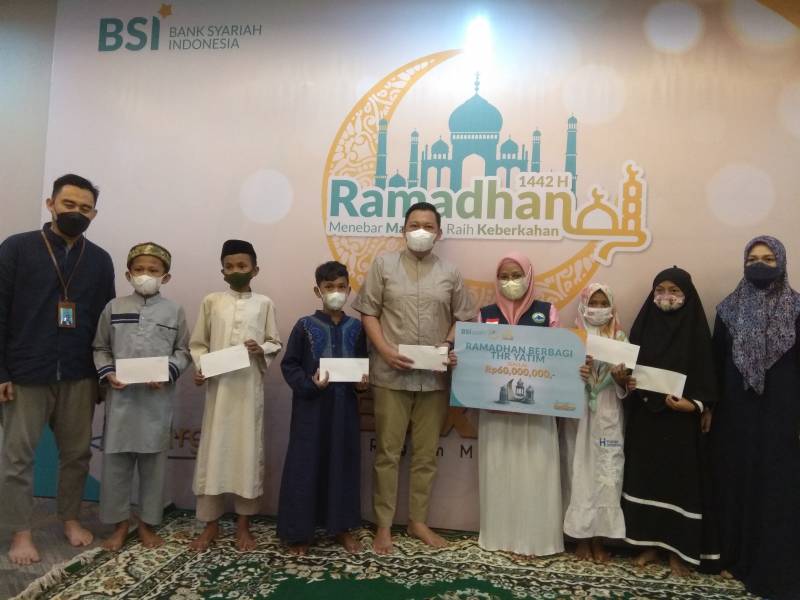 Bank Syariah Indonesia Region XI Makassar Bagi THR ke Anak Yatim