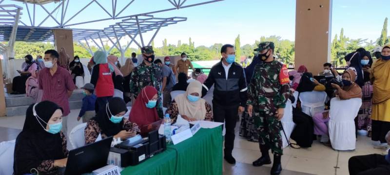Dandim,Bupati Dan Wakapolres Tinjau Serbuan Vaksinasi Nasional TNI-Polri