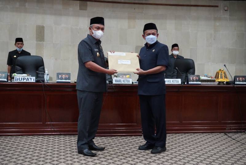 Paripurna DPRD, Bupati Serahkan Ranperda Pertanggungjawaban Pelaksanaan APBD TA 2020