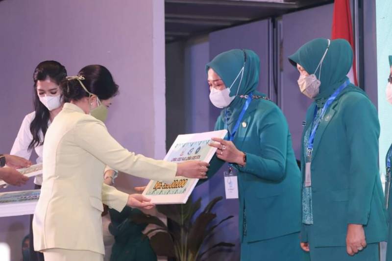 Musrifah Basli Antarkan TP PKK Selayar Raih Juara Pada HKG PKK ke-49