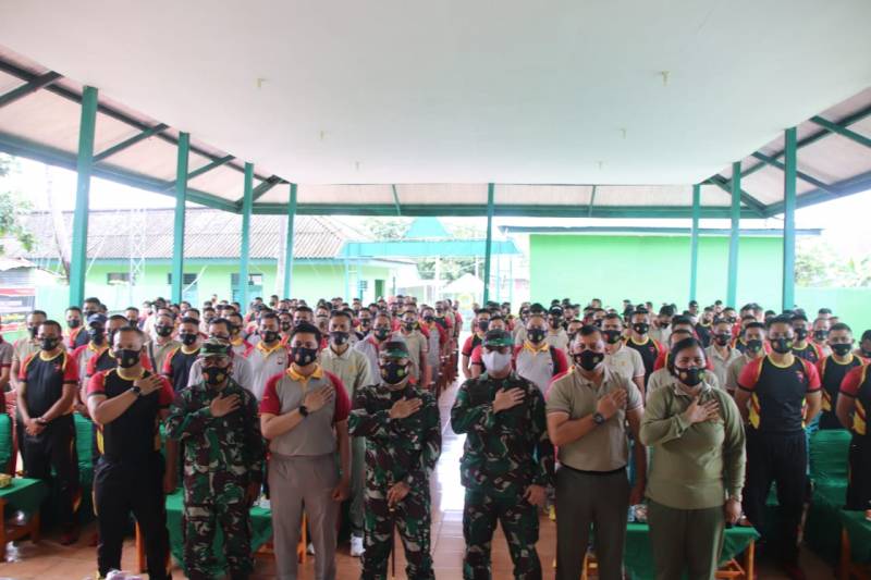 Satu Kompi Pasukan Elit Polri Silaturahmi dengan TNI di Bone