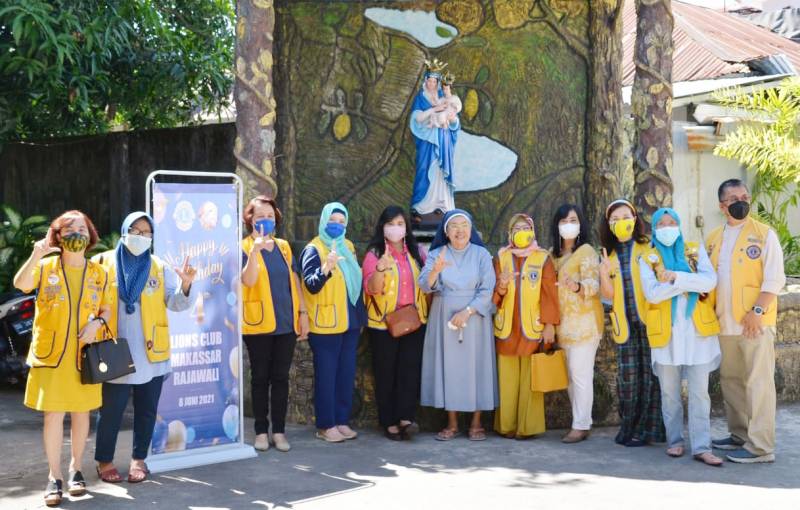 Peringati HUT ke-4, Lions Club Makassar Rajawali Laksanakan Bakti Sosial ke Panti Asuhan Anak Yatim Piatu dan Orang Tua Jompo