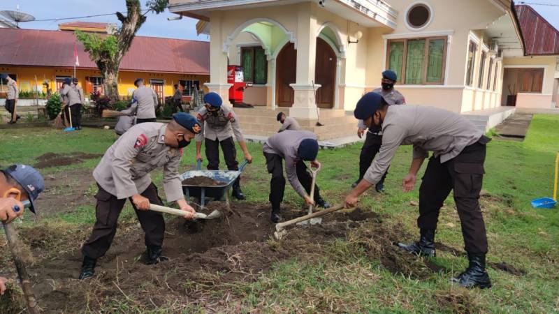 Jelang HUT Bhayangkara ke-75, Brimob Bone Bersih-bersih Rumah Ibadah