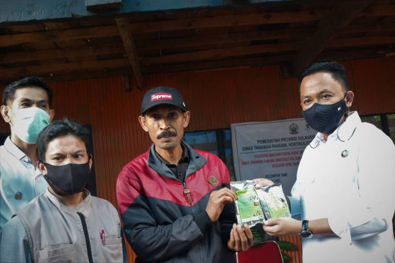 Dorong Pertanian Alami, Bupati Bantaeng Bagikan 23 Ribu Paket Pupuk Organik
