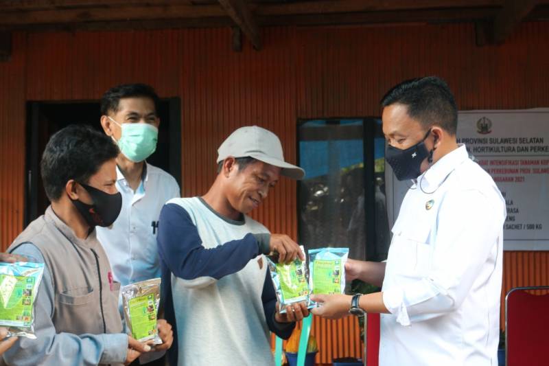 Dorong Pertanian Alami, Bupati Bantaeng Bagikan 23 Ribu Paket Pupuk Organik