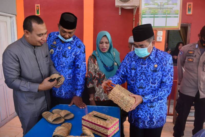 Dollah Mando Motivasi Perajin Eceng Gondok Terus Berkreasi