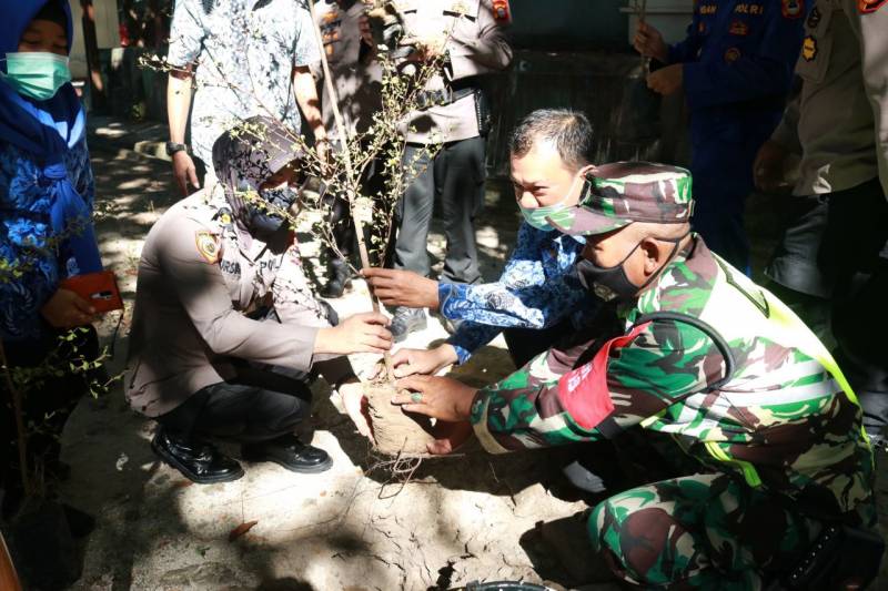 Sambut Hari Bhayangkara ke-75, Polres Pelabuhan Makassar Tanam Pohon di Pulau