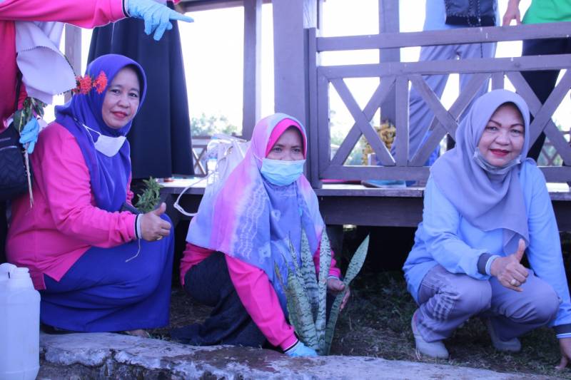 PKK Takalar Tanam Bunga di Pantai Topejawa 