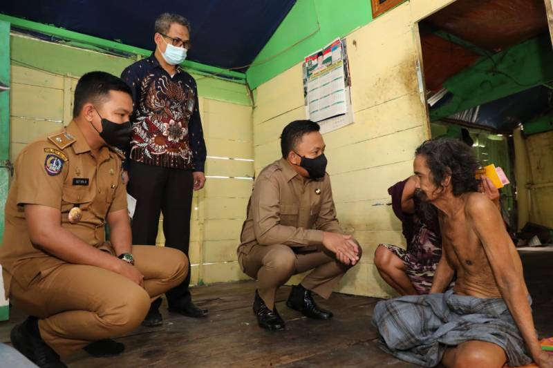Datangi Lansia, Bupati Bantaeng Serahkan Bantuan Kartu Baik Tuntas