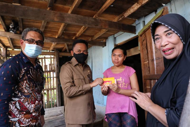 Datangi Lansia, Bupati Bantaeng Serahkan Bantuan Kartu Baik Tuntas