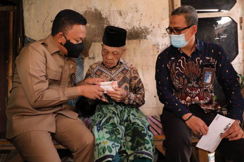 Datangi Lansia, Bupati Bantaeng Serahkan Bantuan Kartu Baik Tuntas
