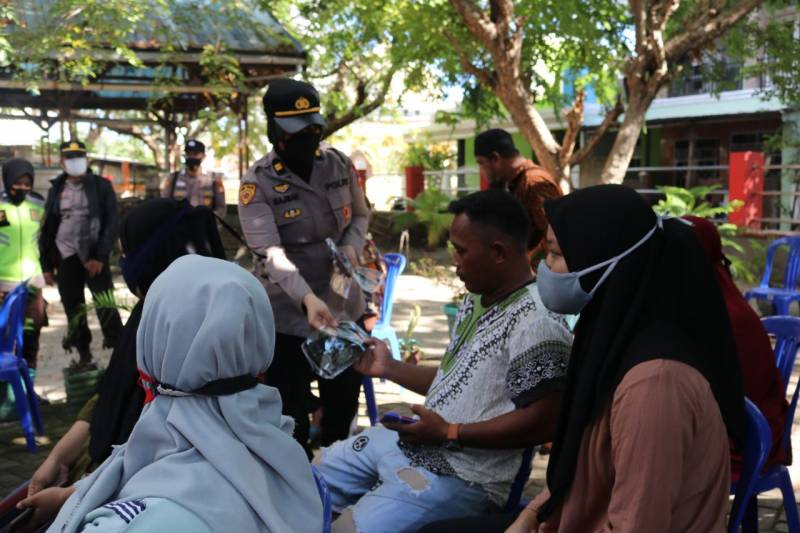 Personel Polres Pelabuhan Makassar Bagikan Masker dan Ajak Warga Patuhi Protkes