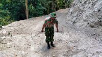 Jalan Terjal dan Licin, Personel Satgas TMMD Ke 111 Selayar Angkut Material dengan Berjalan Kaki Sepanjang 2 Km