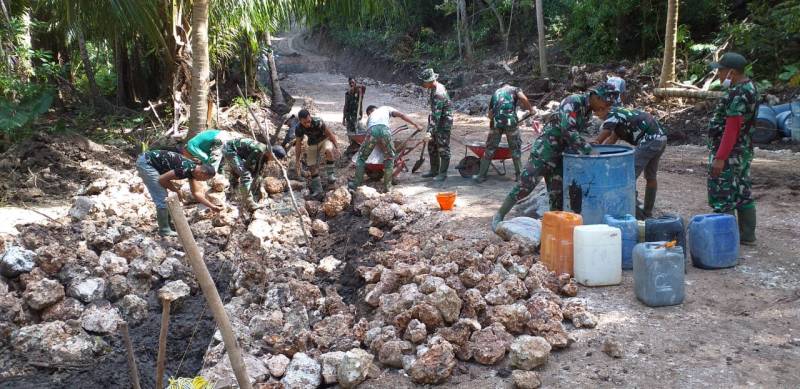 Buka Daerah Terisolir di Pulau Selayar, Prajurit Lantamal VI Ikut TMMD Ke-111 Tahun 2021
