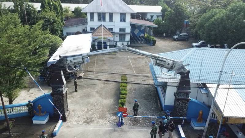 Danlantamal VI Resmikan Gerbang Pistol Silang  Pomal  Lantamal VI Makassar