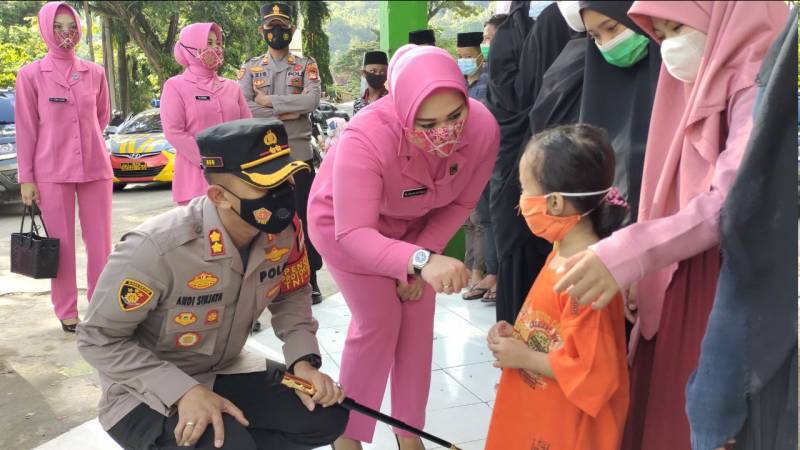 Sambut Hari Bhayangkara Ke-75, Polres Enrekang Anjangsana Ke Panti Asuhan
