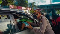 Ditlantas Bersama Polisi Berpakaian Superhero Bagikan 1.000 Masker ke Pengguna Jalan