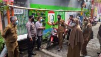 Bhabinkamtibmas Bersama Staf Kelurahan Maltua Edukasi Protkes dan Ajak Warga Sukseskan Vaksinasi