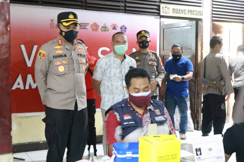 Sukseskan 1 Juta Vaksinasi, Polres Pelabuhan Makassar Vaksin 1.000 Warga