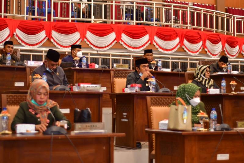Fraksi PPP Selamati Akar Saat Rapat Paripurna