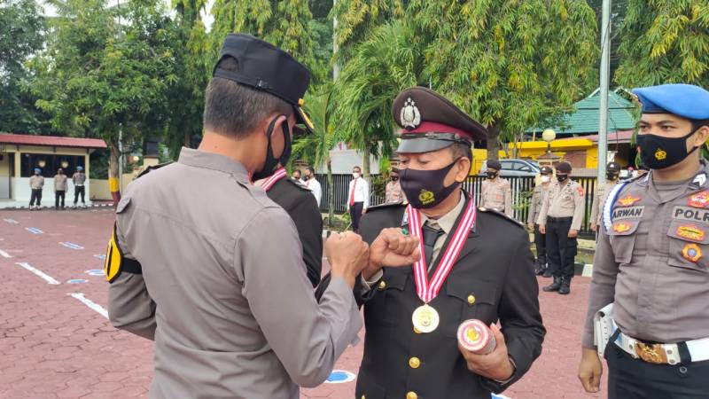 Lepas Dua Personel Polres Enrekang Purna Tugas, Wakapolres Sampaikan Apresiasi dan Penghargaan