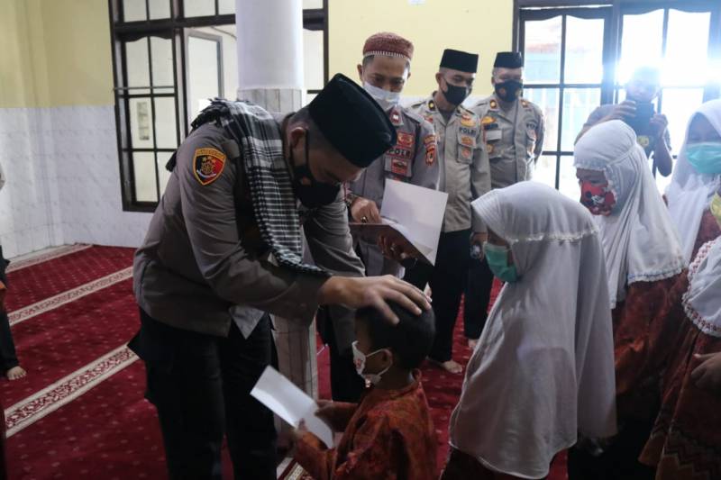 AKBP Kadarislam Berbagi Dengan Anak Yatim Piatu