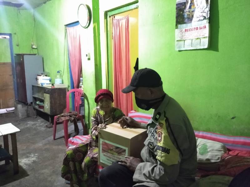 Peduli di Tengah Pandemi Covid-19, Bhabinkamtibmas Melayu Salurkan Sembako