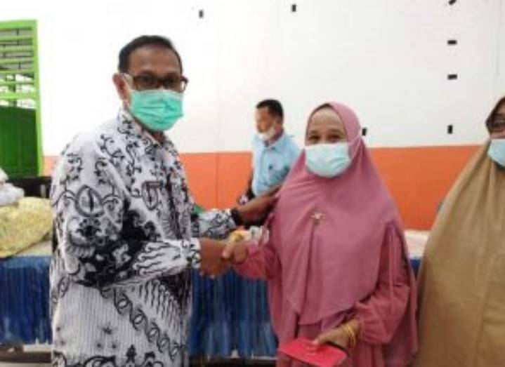 SMPN 4 Lepas Tiga Guru Purna Bakti dengan Penuh Haru