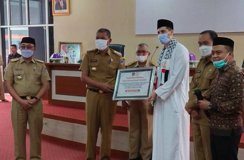 Bupati Kolaka Serahkan Bantuan ke Palestina Rp144 Juta Lebih