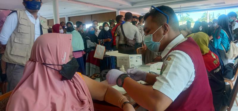 Warga Antusias Mengikuti Vaksinasi Covid-19 Yang Digelar Polres Majene