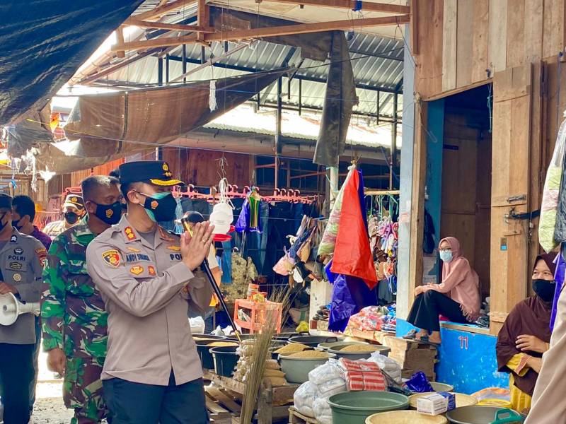 Tekan Penyebaran Covid-19, Kapolres Enrekang Terjun Langsung Edukasi Protkes di Pasar Sentral